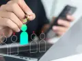 Ręka zaznacza zielonym znacznikiem kandydata, podczas gdy inni mają czerwone krzyżyki. Ciężko mi znaleźć pracę, ale może to jest klucz do sukcesu.