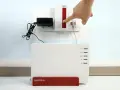 Finger drückt Knopf am Fritz!Repeater, um das **wifi repeater einrichten** zu starten. Fritz!Box steht daneben.