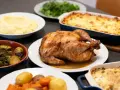 Un poulet rôti doré, entouré de purée, légumes rôtis et gratin. Un festin parfait pour un accompagnement poulet rôti.