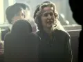 Gillian Anderson w retro stylizacji, przypominającej jej role w filmach i serialach.