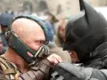 Batman (Robert Pattinson) i Bane (Tom Hardy) w scenie walki. Batman 2022 obsada w akcji.