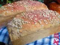 Dwa bochenki chleba posypane słonecznikiem, jak z przepisu na chleb naszych babć. Pachną domem i tradycją.