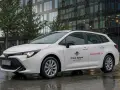 Białe kombi z logo FreeNow i Lyft, gotowe do jazdy z prowizją free now.