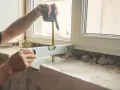 Precyzyjne pomiary to klucz do tego, jak zmierzyć parapet wewnętrzny. Poziomica i miarka pomagają w pracach remontowych.