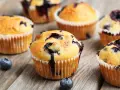 Saftige Blaubeermuffins, perfekt für ein schnelles Blaubeermuffins Rezept. Frisch gebacken und voller Beeren.