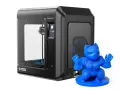 Drukarka 3D Flashforge Adventurer 4 wykorzystująca technologię FDM tworzy niebieską figurkę postaci.