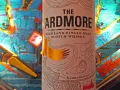 Flasche "The Ardmore" Highland Single Malt Scotch Whisky steht vor einem bunten Flipperautomaten. Ein spannender Ardmore Whisky Test!