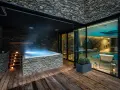Relaks w nowoczesnym spa na Dolnym Śląsku: jacuzzi z kamienną obudową, basen i nastrojowe oświetlenie.