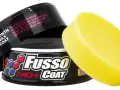 En burk med Fusso Coat 12 Month Wax Coat och en gul applikatorsvamp. Ger en revolutionerande, hydrofobisk och hållbar glans.