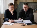 Para zmartwiona analizuje dokumenty. Czy upadłość konsumencka a mieszkanie z rodzicami to ich jedyne wyjście?