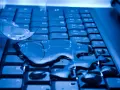 Zalany laptop? Oto co zrobić, aby uniknąć kosztownych napraw