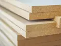 Stos płyt MDF, materiału znanego z wszechstronności. Idealny do mebli i wykończeń.