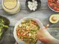 Przygotowanie pysznej sałatki z makaronem orzo z pomidorkami, mozzarellą i rukolą.