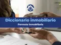 Manos intercambian dinero y una maqueta de casa, ilustrando los riesgos de la permuta inmobiliaria.