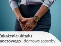 Kobieta z rękami skrzyżowanymi na podbrzuszu, sugerująca dyskomfort. Szuka informacji: co na zapalenie cewki moczowej bez recepty.