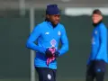 Jugador del Atlético de Madrid, con gorro y camiseta azul, prepara su entrenamiento. Un fichaje bomba para la liga.