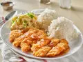 Chrupiący kurczak w panko polany sosem, podany z ryżem i sałatką makaronową. Pyszny obiad gotowy!