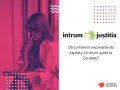 Kobieta w okularach zastanawia się nad wezwaniem do zapłaty z Intrum Justitia. Co to jest i co dalej?