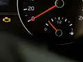 Gelbe vw motorkontrollleuchte leuchtet auf dem Armaturenbrett neben dem Kilometerstand von 70045 km.