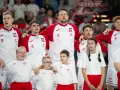 Drużyna Polski w piłce ręcznej, w tym młodzi fani, gotowa na mistrzostwa.