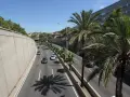 Droga dojazdowa do barcelona lotnisko z palmami i samochodami.