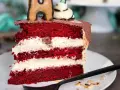 Ein Stück saftiger Red Velvet Cake mit cremiger Füllung, perfekt für das red velvet cake rezept original.