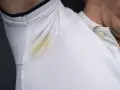 Żółte plamy pod pachami na białej bluzce polo. Dowiedz się, jak sprać żółte plamy z białej bluzki, by znów wyglądała jak nowa.