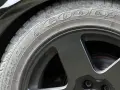 Nahaufnahme eines abgefahrenen Reifens mit dem Schriftzug "GOOD YEAR". Abgefahrene Reifen können eine Strafe nach sich ziehen.