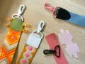 Tuto sangle : plusieurs anses de sacs colorées, avec mousquetons et pièces en cuir, prêtes à être assemblées.