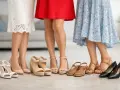 Tres mujeres con vestidos (blanco, rojo, floral) eligen zapatos. Ideas para como combinar zapatos con vestidos.