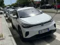 Weißer VW ID.4 mit albanischem Kennzeichen, bereit für seine nächste Fahrt als Taxi in Albanien.