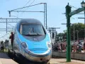 Błękitno-szary pociąg Pendolino z oznaczeniem 2 370 001-2 stoi na stacji, a wokół zgromadził się tłum ludzi.