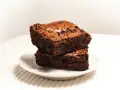 Dwa wilgotne brownie z kawałkami czekolady, idealne na prosty przepis.