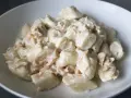 Gnocchi ziemniaczane kontra gnocchi z ricotty w kremowym sosie z łososiem. Pyszne danie w białej misce.