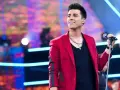 Filip śpiewa na scenie w czerwonej marynarce. Lato i jego żona pewnie są na widowni.