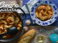 Congrio con patatas, un plato reconfortante servido en cazuela y plato decorado. Acompañado de pan y vino blanco.