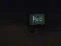 Lampa led z czujnikiem ruchu dyskretnie oświetla ciemność, tworząc delikatny blask.