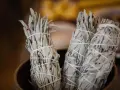 Manzados de incienso limpia casas para que sirve. Hierbas secas atadas con hilo blanco, listas para purificar espacios.