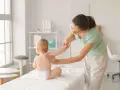 Kiedy z noworodkiem do fizjoterapeuty? Objawy, ryzyko i korzyści