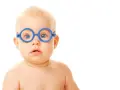 Niebieskie okulary na nosie niemowlaka, który ma lekki zez.