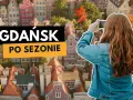 Dziewczyna robi zdjęcie jesiennemu Gdańskowi. Idealne miejsce na zwiedzanie po sezonie.