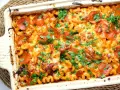 Zapiekanka makaronowa z serem, pepperoni i natką pietruszki w naczyniu żaroodpornym.