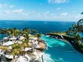 Rajski widok na ocean z basenem i palmami. Idealne miejsce na wakacje all inclusive soft.