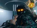 Criatura oscura con ojos brillantes, garras afiladas y energía en su mano, lista para la acción en Black Ops 6.