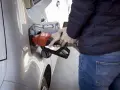 La pompa del diesel entra nel benzinaio, un errore comune che può causare danni al motore.