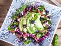 En fräsch sallad med avokado, blåbär och nötter, perfekt som tilltugg till bubbel.