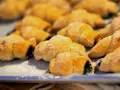 Rogaliki drożdżowe – przepis babci. Złociste, pachnące, posypane cukrem, jak u babci.