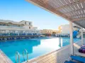 Basen z leżakami i zjeżdżalniami w Delfinia Resort. Wiele pozytywnych delfinia resort opinie potwierdza, że to idealne miejsce na wakacje.