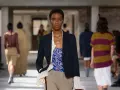 Modella con pantaloni chino, un capo versatile che definisce uno stile casual-chic.