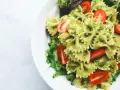 Pyszny makaron farfalle w sosie pesto z pomidorkami koktajlowymi. Czy to makaron proteinowy a zwykły? Wygląda apetycznie!